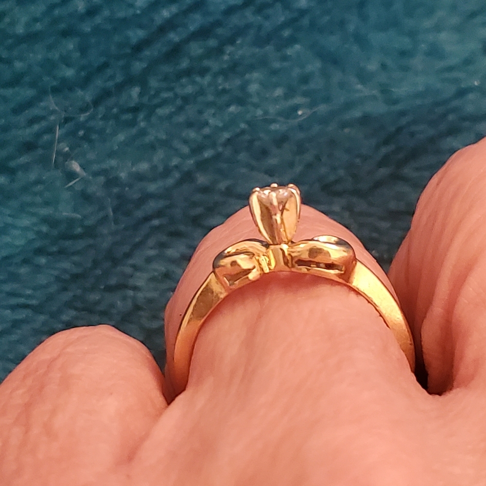 Lovely little 14k yg diamond ring - Picture 2 of 8